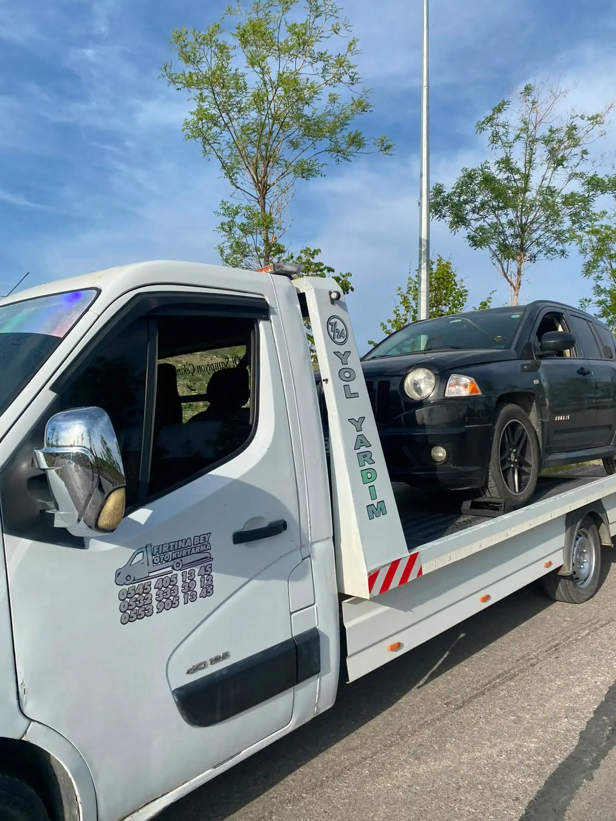 Fırtınabey Oto Kurtarma çekicisinin platformunda taşınan siyah SUV araç